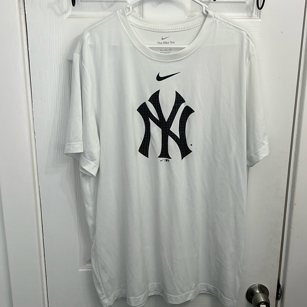 Men’s Nike Dri-Fit NY Yankees Baseball Dri-Fit Shirt